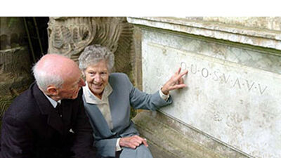 Oliver en Sheila Lawn, twee veteranen-codebrekers uit WOII, bij de Shugborough inscriptie