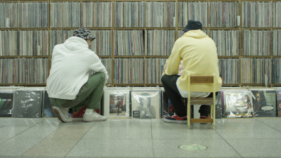 LeFtO zoekt naar vinylplaten in Seoul.