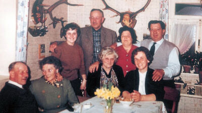 Eén van de laatste familiebijeenkomsten op Reinartzhof: de familie Crott van het Gasthof