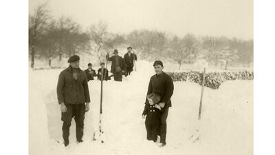 Pogingen om een pad te maken door de sneeuw