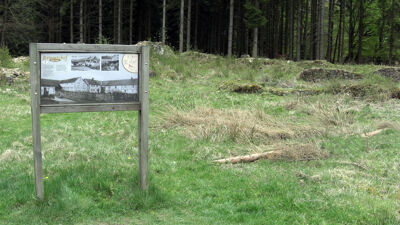 Reinartzhof vandaag, een infobord en op de achtergrond enkele muurresten