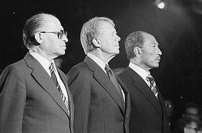 Van links naar rechts: Menachem Begin, Jimmy Carter en Anwar Sadat in Camp David.