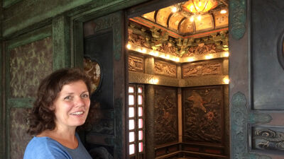 Conservator Nathalie Vandeperre opent de deuren van de Japanse Toren