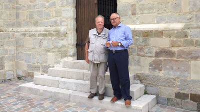 Michel Verhelst en Freddy Maes voor de kapel in Moorsel, onwetend dat een kopie in Osaka staat.
