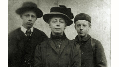 Käthe met haar twee zonen Hans en Peter, 1909