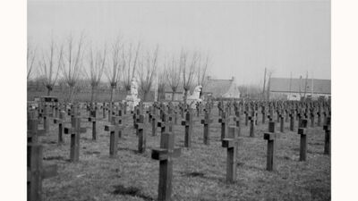 Friedhof Roggeveld met op de achtergrond de beeldengroep