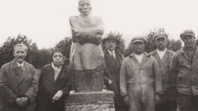 Käthe Kollwitz en gezelschap bij het beeld van de vader op Friedhof Roggeveld