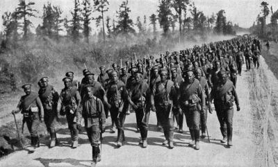 Russische soldaten op weg naar het front
