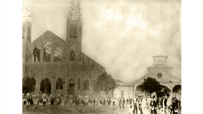 De nieuwe kerk tijdens de constructie, rechts staat nog de oude kerk