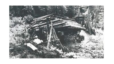 De primitieve hut van de Lykovs