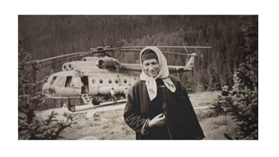 Agafia bij de helikopter