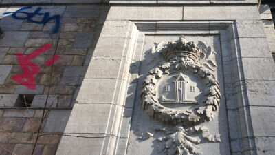 Monogram van Leopold II op de zog. Koloniale Brug in Laken