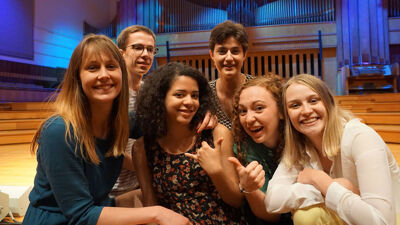 DeZes|LesSix, dat zijn (v.l.n.r.) Estelle D., Emmanuel, Cherlène, Estelle L., Lara en Marion.