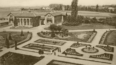 Moestuin en oranjerie van de school