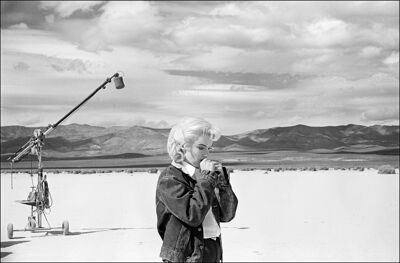 Marilyn Monroe oefent haar tekst op de set van 'The Misfits' (1960)