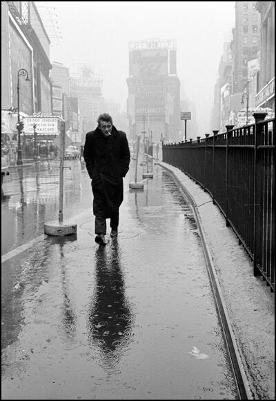 1955. James Dean op Times Square, New York City.