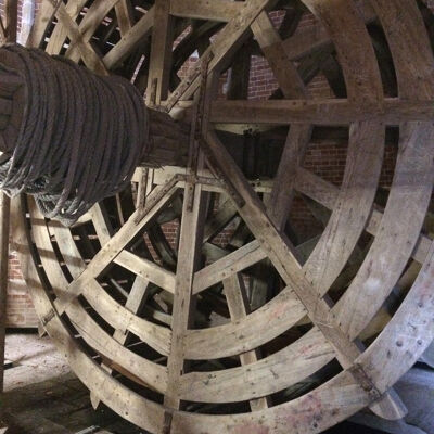 De oude tredmolen in de toren diende om zware lasten naar boven te hijsen