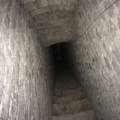 Geheimzinnig trapje in een muurholte van de torenromp