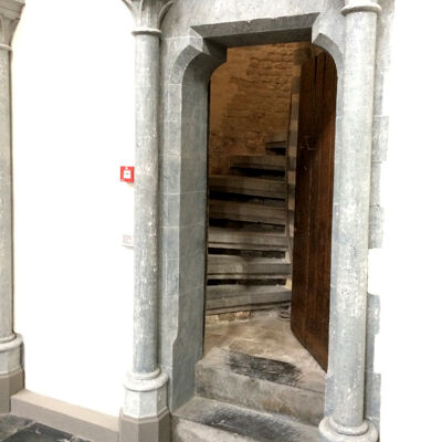 Deurtje in de kerk met toegang tot de traptoren