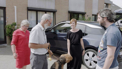 Roland laat alleen de hond uit, onder het goedkeurend oog van zijn Christine, Lynn en Lieven.