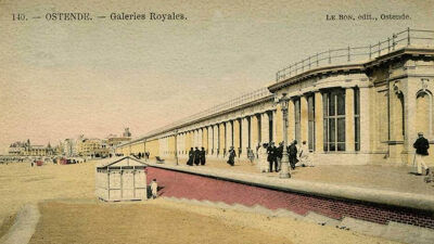 De Koninklijke Gaanderijen, in de verte links het Kursaal