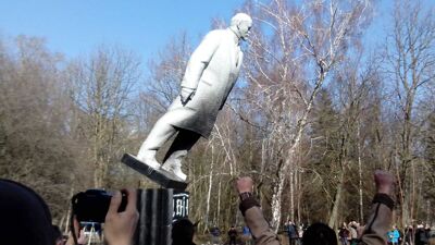 Een beeld van Lenin wordt neergehaald in Oekraïne