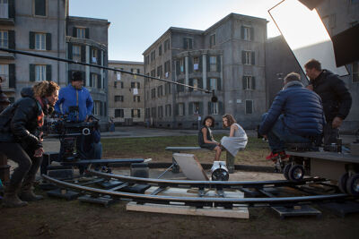 op de set