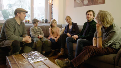 Flo en Minne met hun ouders, Lieven Scheire en maker Anthony Liekens.