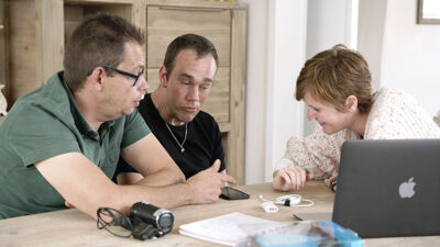 Toms persoonlijke assistent Jaak, Tom en maker Lynn Coorevits.