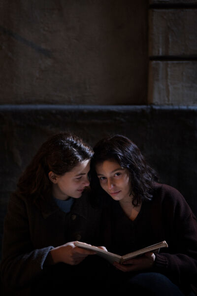 tieners Margherita Mazzucco (Elena) en Gaia Girace (Lila)