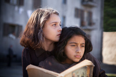 de kinderen Elisa Del Genio (Elena) en Ludovica Nasti (Lila)