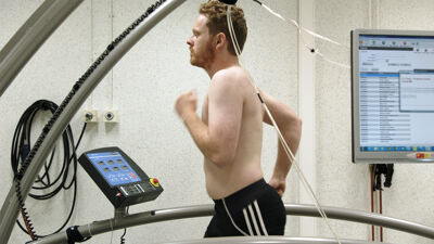 Ben doet wat testen op de looband.