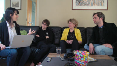 Katrien overlegt met Wouter, zijn mama en Lieven.