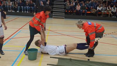 Oh jee, man down! Dokter Ann en haar lief to the rescue!