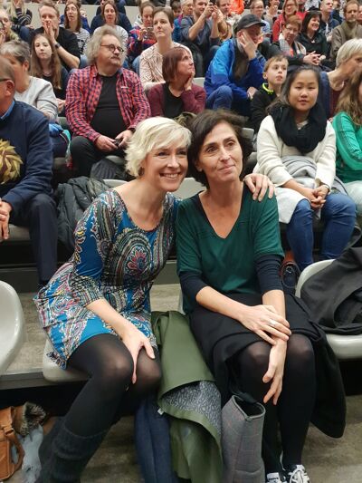 Ook naast de set komen Monika en Katrien goed overeen.
