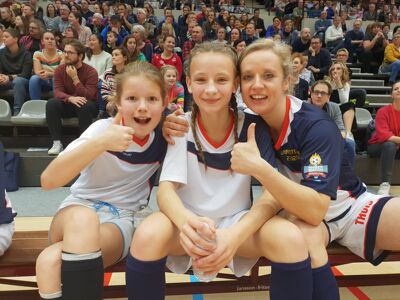 Wow, Apollonia (Britney) scoorde een goal! Girl power!