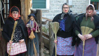 Drie Italiaanse meisjes verkleed als Befana