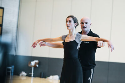 Hanne traint in Monaco met directeur/choreograaf Jean-Christophe Maillot.