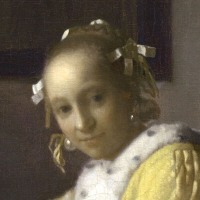 Schrijvende vrouw in het geel
