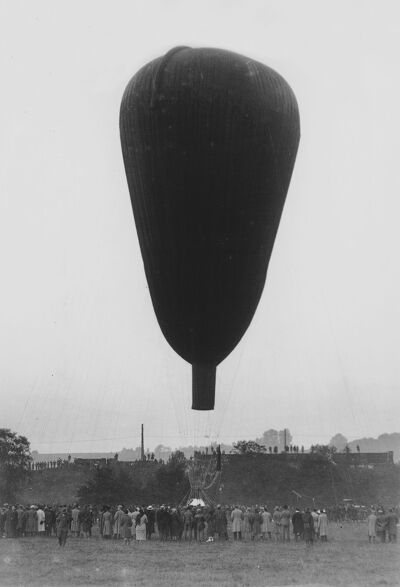 (1925) De Zwitserse natuurkundige en fysicaprofessor aan de ULB Auguste Piccard stijgt op in een ballon.