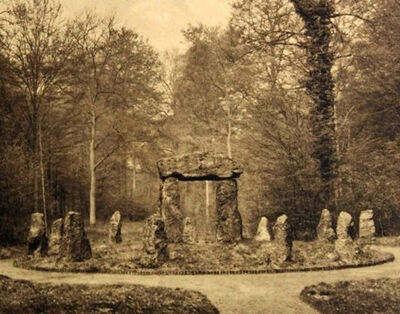 Oude prentkaart met het monument, 1920