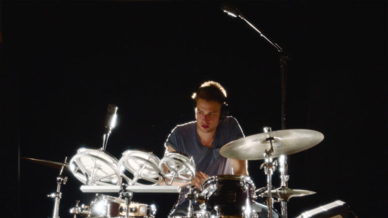 jazzdrummer Jens Bouttery in de opnamestudio