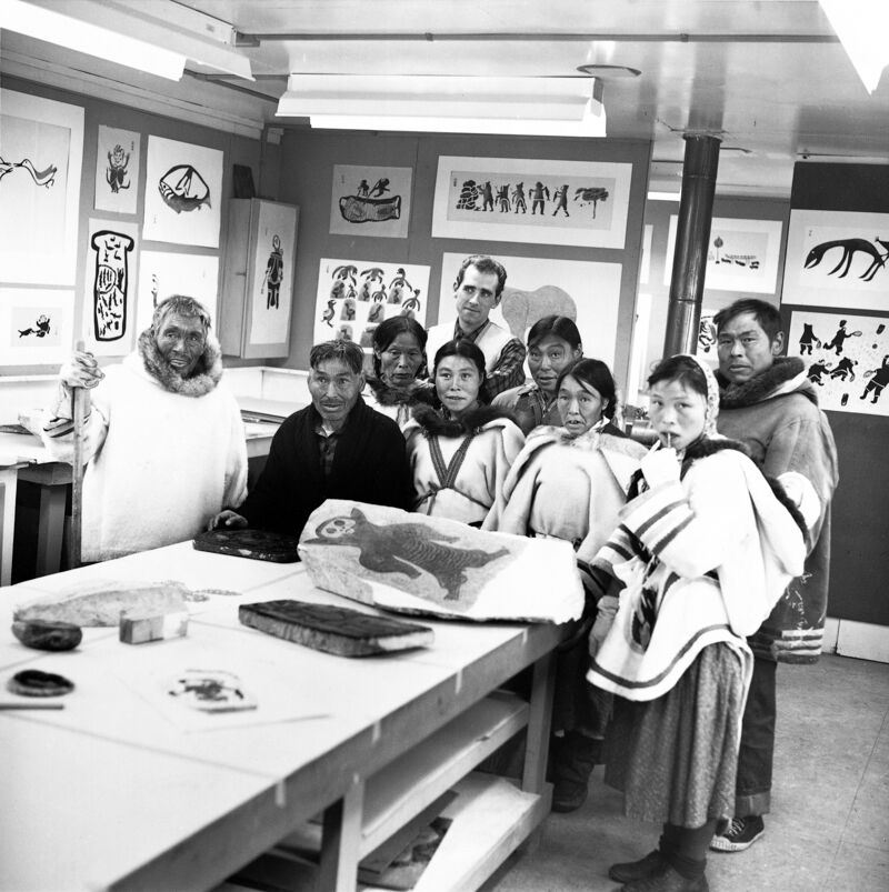 Pudlo Pudlat (helemaal rechts) met andere Inuït kunstenaars in de studio, Cape Dorset, 1961