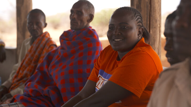 Josphine tussen dorpsoudsten op een stammenvergadering van de Turkana en de Samburu.