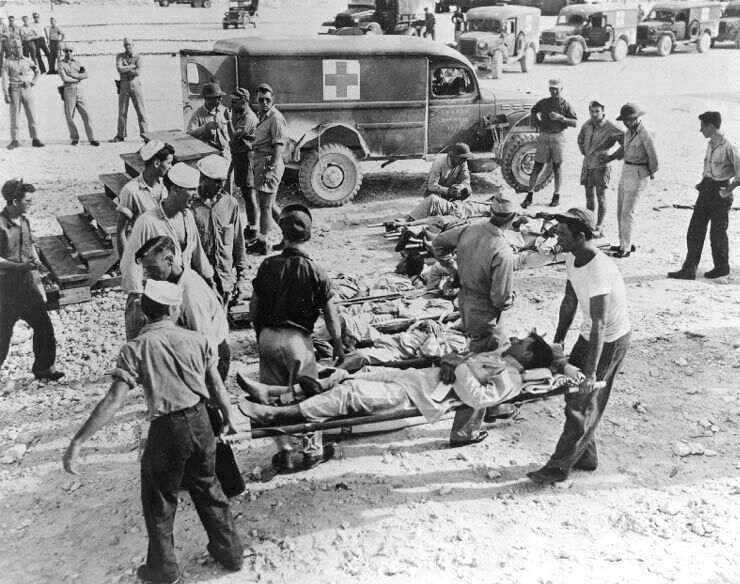 USS Indianapolis : de overlevenden van het haaienbanket worden aan wal gebracht.