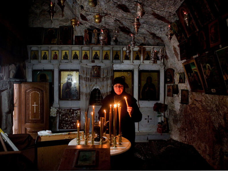 Een Grieks-orthodoxe non in de kapel van de Heilige Thekla in Maaloula