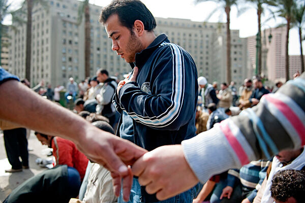 Koptische christenen beschermen moslims tijdens het gebed op het Tahrirplein.