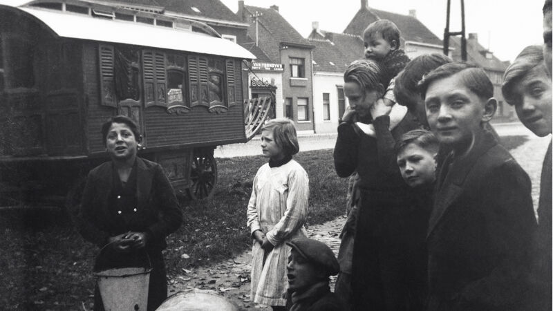Jan Yoors neemt zijn schoolvriendjes mee naar het zigeunerkamp in Berchem (Antwerpen)