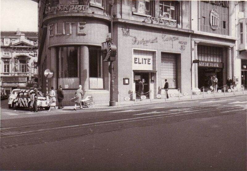Bolwerkstraat. Boven het restaurant Elite was Radio Belgique gevestigd, later ook het NIR. Op de achtergrond zie je het Théâtre Molière.