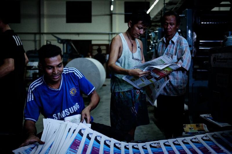 De nieuwe editie van de krant Myanmar Times wordt gedrukt